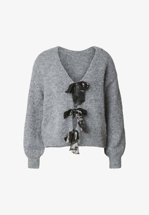 Suéter gris con un escote en V profundo y tres cintas negras con lentejuelas a lo largo del frente. Hecho de tela suave y texturizada con mangas abullonadas.