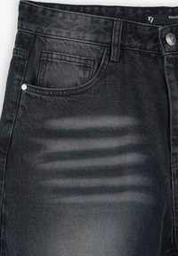 Luźne czarne dżinsy z klasycznym pięciopocketowym wzorem, srebrnym guzikiem oraz subtelnymi efektami blaknięcia na tkaninie.