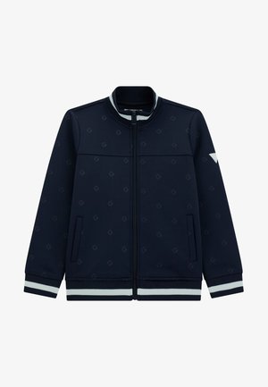 Mornarska sportska jakna s patentnim zatvaračem, rebrastim ovratnikom, bijelim prugastim manžetama i suptilnim uzorkom loga po cijeloj površini. Ima bočne džepove.