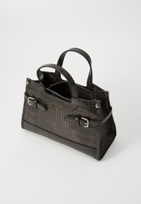 Sac en cuir noir gaufré crocodile avec deux poignées supérieures, fermeture éclair et accents à boucles sur le devant. Forme rectangulaire.