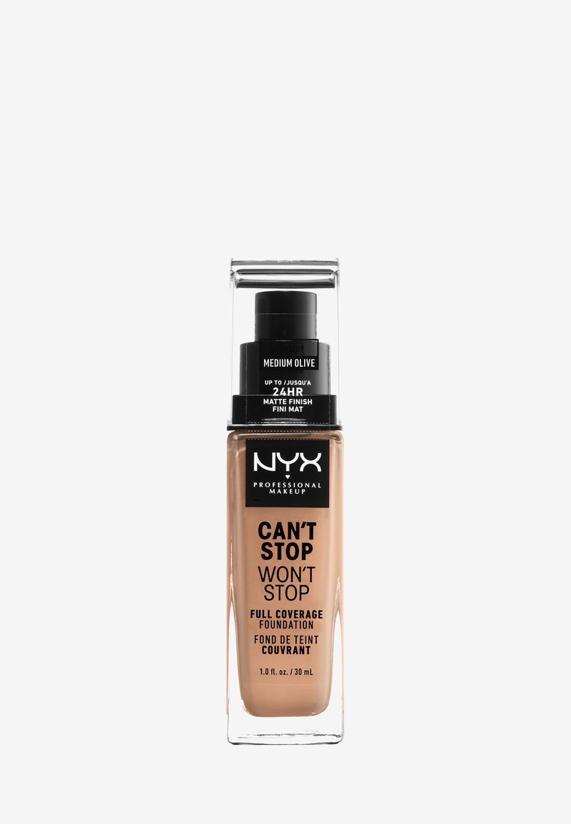 Fond de teint NYX Can't Stop Won't Stop en Medium Olive, flacon en verre avec un embout pompe noir, étiqueté avec le nom du produit et les détails de la couverture.