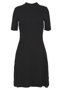 Robe noire côtelée avec un col haut, des manches courtes et une silhouette en A. Le tissu semble doux et texturé.