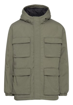 Olive zelena kapuca jakna iz sintetičnega materiala s quiltano notranjo oblogo. Ima štiri sprednje žepe in elastične manšete.