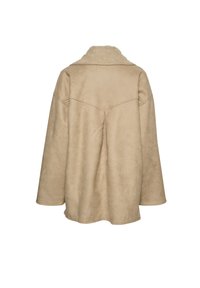 Giacca in faux fur beige con un ampio colletto, maniche lunghe e vestibilità morbida. Presenta una struttura liscia e dettagli di cucitura minimi.