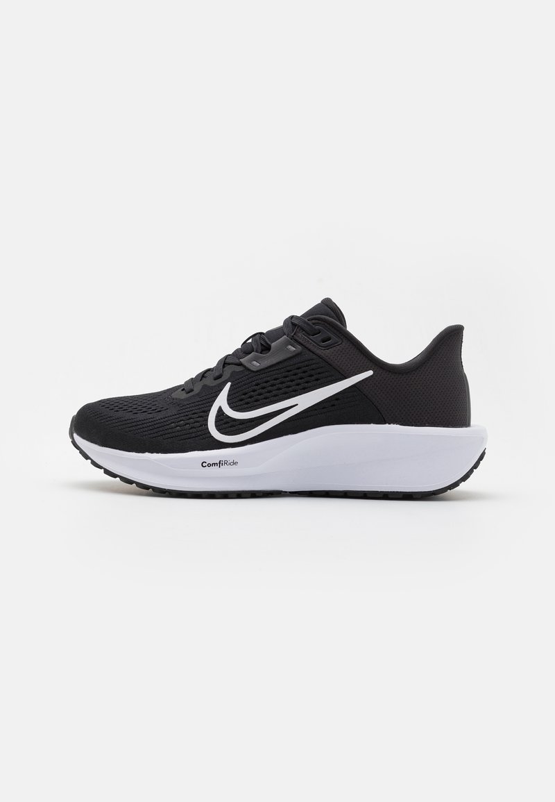 Zwarte sportief schoen met een bovenwerk van mesh, een witte gevoerde middenzool en een gestructureerde zwarte buitenzool. Bevat een witte swoosh aan de zijkant.