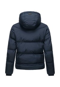 Marineblauwe gewatteerde jas met een capuchon, voorzien van doorgestikte delen, geribbelde manchetten en een klein logo patch op de achterkant van de halslijn.