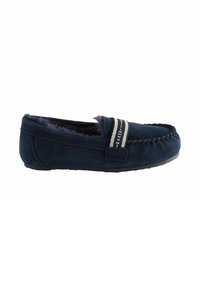 Pantofole in suede morbido di colore blu navy, stile mocassino, con una fodera soffice, cuciture decorative e una sottile fascetta a contrasto sulla parte superiore.