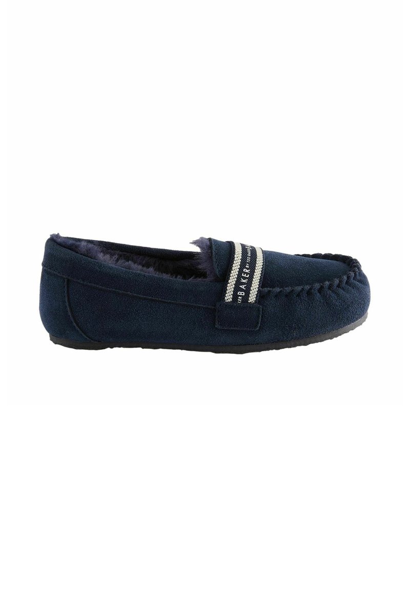 Pantofole in suede morbido di colore blu navy, stile mocassino, con una fodera soffice, cuciture decorative e una sottile fascetta a contrasto sulla parte superiore.