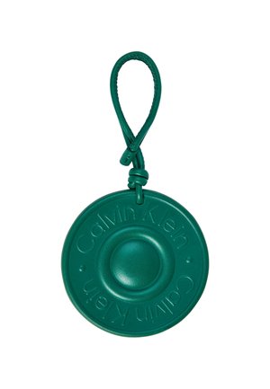 Breloc rotund din piele de culoare teal, cu textul "Calvin Klein" embossat, prevăzut cu o curea din piele în formă de buclă pentru atașare.