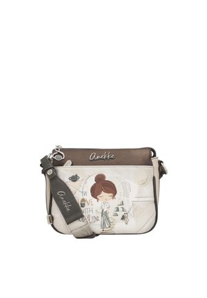 Borsa a tracolla marrone e crema con una ragazza illustrata, scale e testo decorativo, con tracolla regolabile con etichetta del marchio.