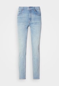 Jeans de denim azul claro con un ajuste slim, que presentan detalles de salpicaduras de pintura y un diseño clásico de cinco bolsillos. Cierre de botón y cremallera.