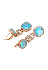 Orecchini in oro rosa con grandi pietre ovali blu circondate da cristalli trasparenti, con un design a catena intrecciata per un ulteriore dettaglio.