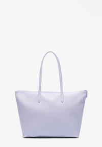 Bolso tote de color púrpura claro hecho de material suave, con dos asas, cierre de cremallera y un diseño simple y funcional.