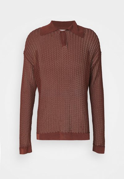 Maglione marrone con texture, colletto, maniche lunghe e vestibilità ampia. Il tessuto presenta un motivo a maglia e bordi a coste solidi.