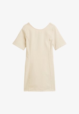 Beżowa sukienka z krótkim rękawem, z dopasowanymi szwami i szerokim, zaokrąglonym dekoltem, przedstawiona na płasko na białym tle.