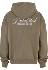 Hoodie vert olive avec un grand texte brodé "Prohibited Social Club" dans le dos. Dispose d'une capuche avec cordon de serrage et de poignets côtelés.