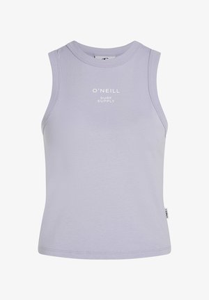 Šviesiai purpurinė be rankovių marškinėliai, pagaminti iš lygaus audinio, su apvalia kaklo iškirpte ir balta spauda logotipu priekyje. Jokių papildomų detalių.