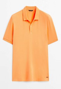 Polo orange à manches courtes pour homme, avec col, patte à deux boutons et petite étiquette logo noire près de l'ourlet.