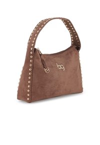 Bolso de piel de ante marrón con acentos de tachuelas doradas a lo largo de la correa y los laterales, que cuenta con un cierre de cremallera y un pequeño logotipo "bg" en la parte delantera.