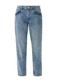 Jean en denim bleu clair à coupe décontractée, avec une conception à cinq poches, passants pour ceinture et fermeture à boutons. Texture délavée sur l'ensemble.
