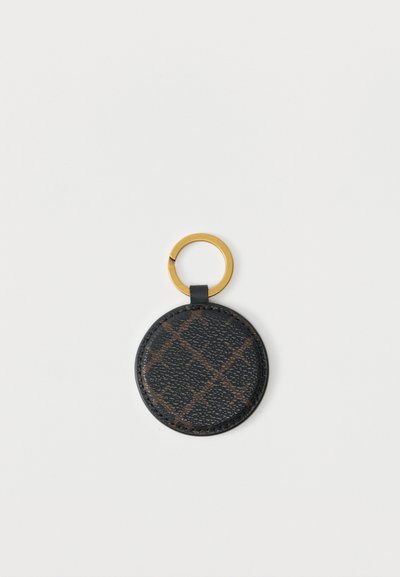 Στρογγυλό σκούρο δερμάτινο μπρελόκ με καφέ διαγώνιο σχέδιο και χρυσό μεταλλικό κρίκο στερέωσης σε λευκό φόντο.