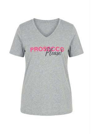 Graues V-Ausschnitt-T-Shirt mit kurzen Ärmeln und dem Text "PROSECCO" in Pink sowie "Please!" in schwarzer Kursive über der Brust.