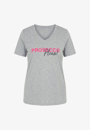 Camiseta de manga corta gris con cuello en V con el texto "PROSECCO" en rosa y "Please!" en fuente cursiva negra en el pecho.
