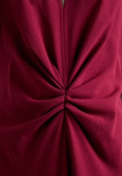 Victoria Beckham GATHERED NECK MIDI DRESS - Kokteiļkleita/ballīšu kleita - oxblood