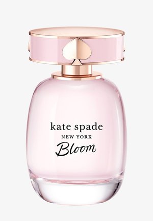 Rosa glasperfume flaske med en afrundet form, et guldtonet låg med et spade-design og sort tekst, der læser "kate spade NEW YORK Bloom."