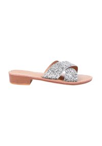 Sandalo con glitter argentato e due cinturini sovrapposti. Caratterizzato da un tacco in legno basso e una soletta liscia color marrone chiaro.