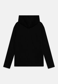 Černá mikina s kapucí z bavlněné směsi. Má dlouhé rukávy, uvolněný střih a klokaní kapsu. Hladký, matný povrch.