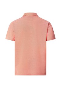 Polo à manches courtes en corail clair, doté d'un col classique et d'une texture lisse, avec une couleur unie sans motifs ni accents visibles.