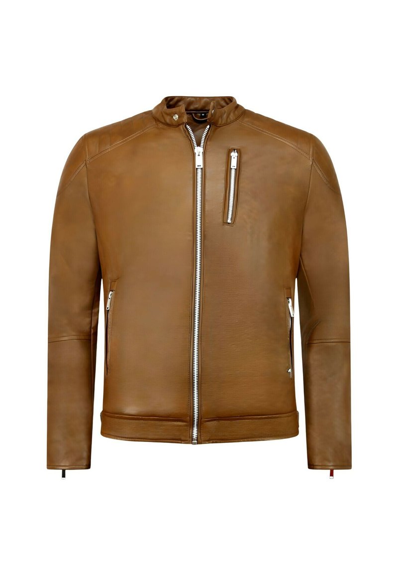 Bruine leren jas met een ritssluiting aan de voorkant, een gecompartimenteerde borstzak met rits en zijzakken met rits, met een korte staande kraag met drukknoopsluiting.