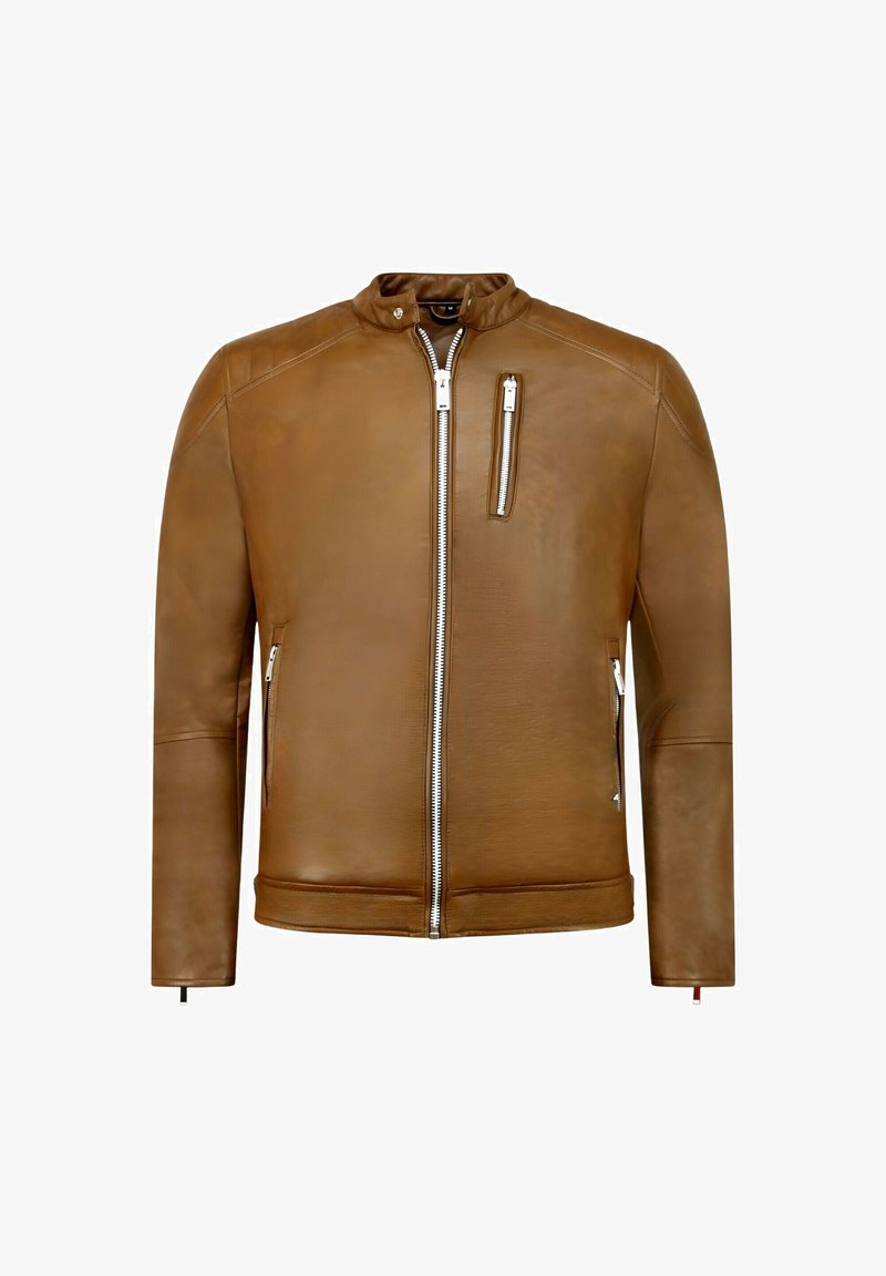 Bruine leren jas met een ritssluiting aan de voorkant, een gecompartimenteerde borstzak met rits en zijzakken met rits, met een korte staande kraag met drukknoopsluiting.