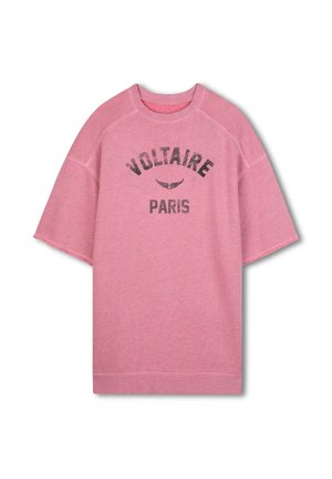 T-shirt oversize rose à manches courtes, avec "VOLTAIRE" et "PARIS" imprimés en noir. Tissu doux avec un col arrondi et un ourlet.
