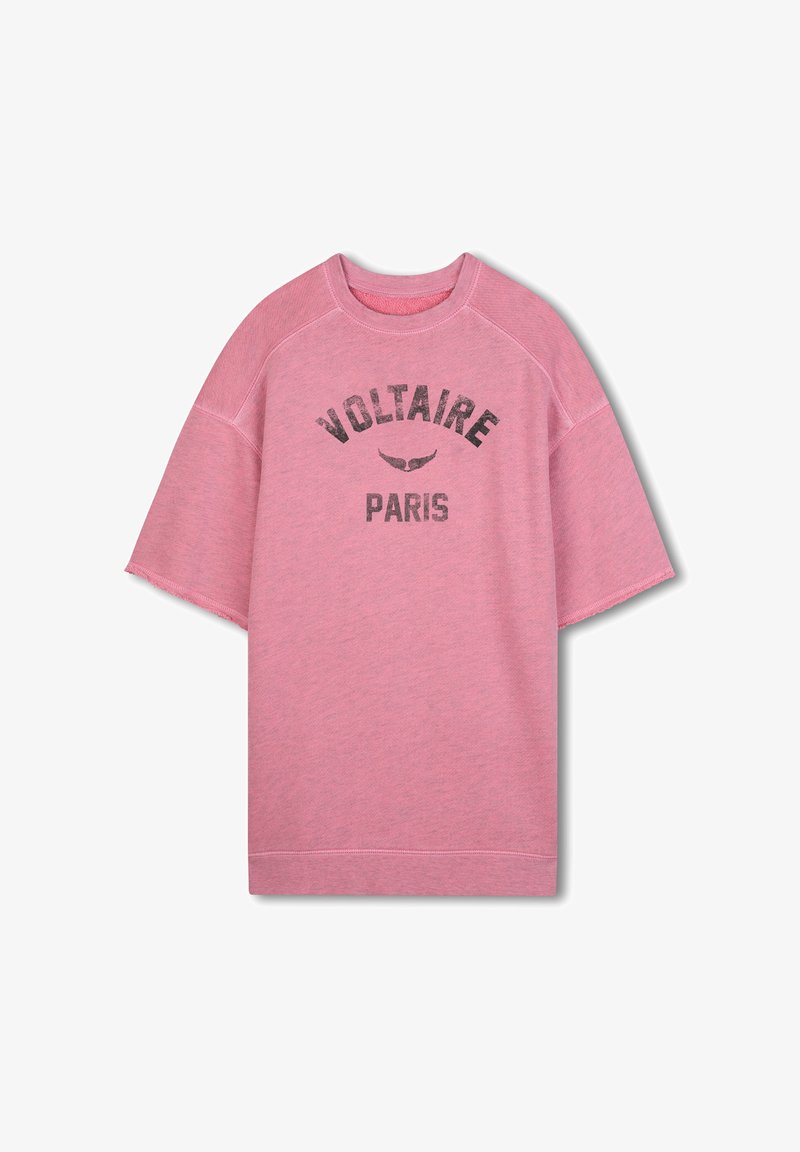 T-shirt oversize rose à manches courtes, avec "VOLTAIRE" et "PARIS" imprimés en noir. Tissu doux avec un col arrondi et un ourlet.
