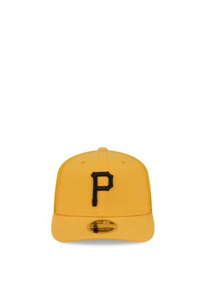 Gelbe Baseballkappe mit schwarzem Buchstaben "P" auf der Vorderseite und gebogenem Schirm, enthält einen goldenen "9TWENTY" Aufkleber auf dem Schirm.