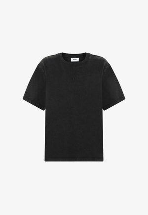 Čierne bavlnené tričko s krátkymi rukávmi, okrúhlym výstrihom a decentným predným logom. Mäkka textúra, rovný strih a žiadne viditeľné vzory ani akcenty.