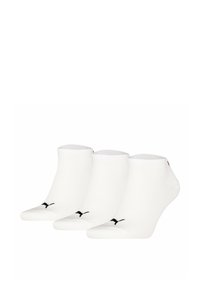 Calcetines tobilleros blancos de tela suave, con un logo negro. El set incluye tres pares con puños acanalados y una textura lisa.