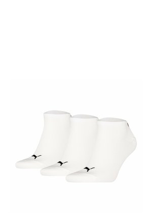Calcetines tobilleros blancos de tela suave, con un logo negro. El set incluye tres pares con puños acanalados y una textura lisa.