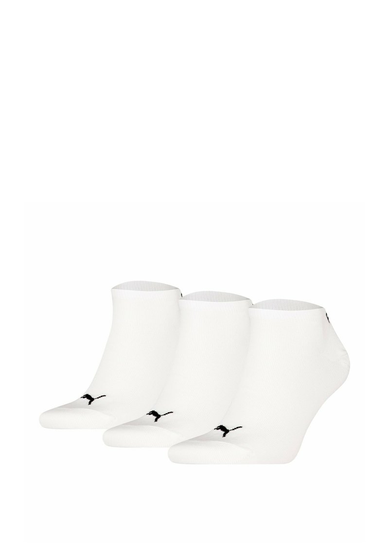 Calcetines tobilleros blancos de tela suave, con un logo negro. El set incluye tres pares con puños acanalados y una textura lisa.