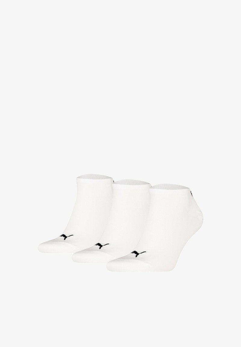 Weiße Knöchelsocken aus weichem Stoff, mit einem schwarzen Logo. Das Set umfasst drei Paare mit gerippten Bündchen und glatter Textur.