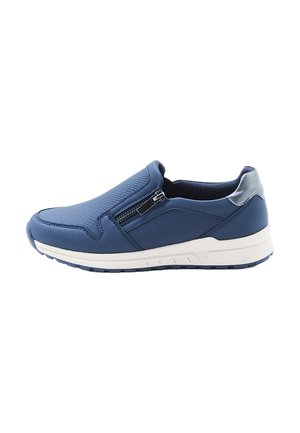 Zapatilla deportiva azul tipo slip-on con parte superior texturizada, cremallera lateral, cuello acolchado y suela blanca diseñada para un uso casual.