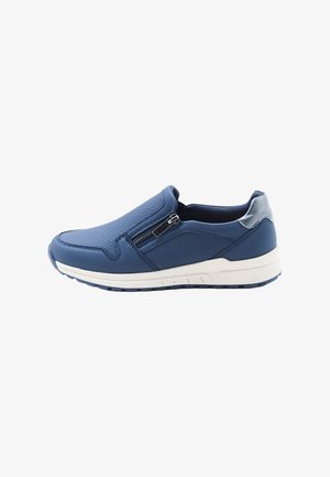 Baskets bleu à enfiler avec tige texturée, fermeture éclair latérale, col rembourré et semelle blanche conçues pour un usage décontracté.