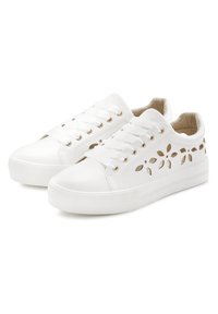 Weiße Sneakers aus Leder mit goldenen Beschlägen, die seitlich mit ausgestanzten Blumenmustern verziert sind und eine Gummisohle haben.