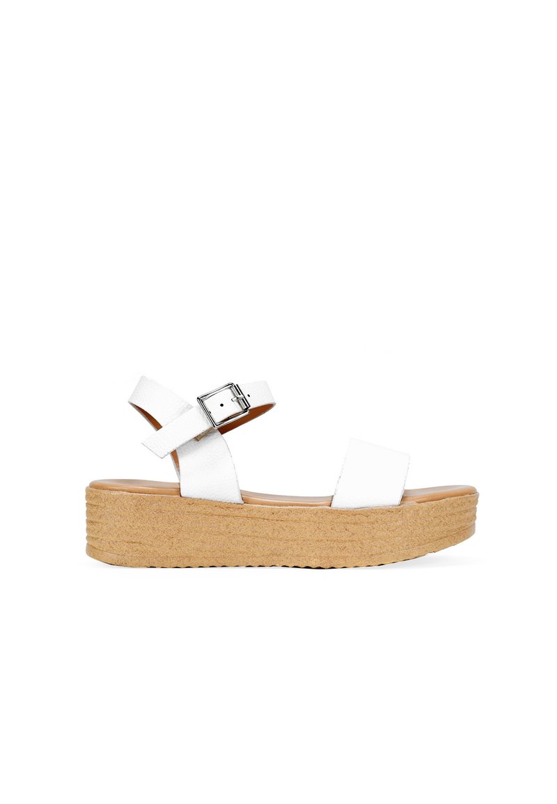 Sandali platform in pelle bianca con cinturino alla caviglia regolabile, suola in sughero e plantare liscio. Presentano un design semplice e una fibbia argentata.