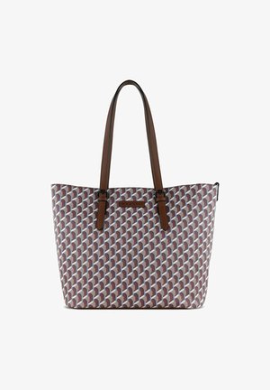 Tote bag met een geometrisch patroon in bordeauxrood en wit, met bruine leren handvatten en een rechthoekig lichaam met een gladde textuur.