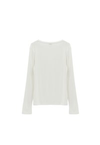 Biała bluzka z długim rękawem, wykonana z miękkiego materiału, z okrągłym dekoltem i luźnym krojem, bez widocznych wzorów ani akcentów.