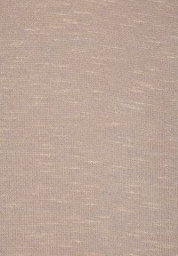 Helles taupe gestricktes Gewebe mit einem feinen, strukturierten Muster. Weiches Material mit subtiler Ausstrahlung und gelegentlichen helleren Sprenkeln.