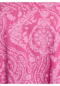 Růžová látka s texturovaným vzorem paisley, obsahující světle růžové květinové akcenty a složité detaily po celém designu.